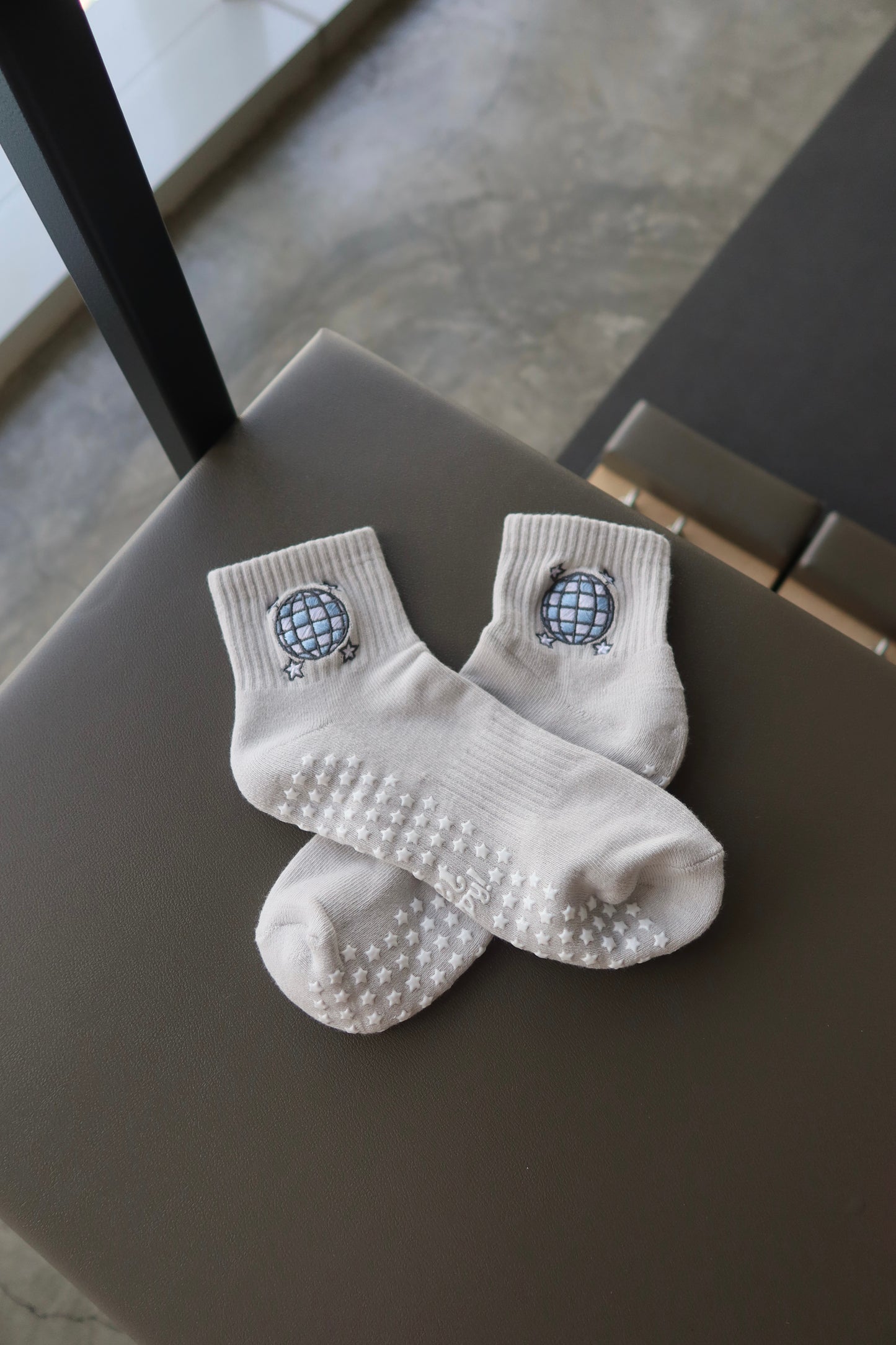 Mirrorball Quarter Crew Grip Socks