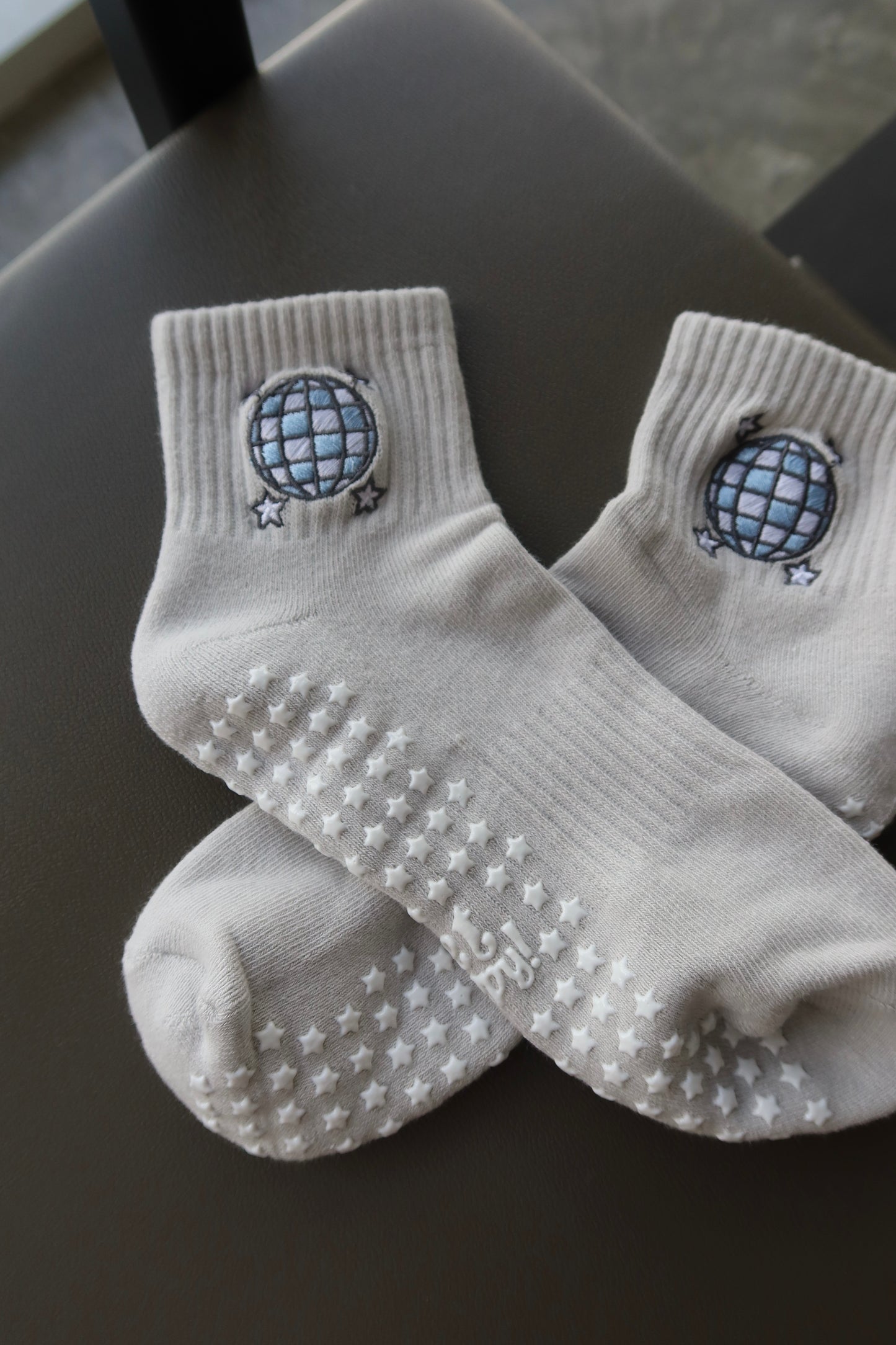 Mirrorball Quarter Crew Grip Socks